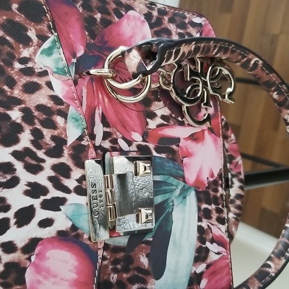 Guess brand new crossbody purse, bought last summer - Picture 4 of 4